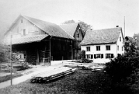 September  um 1940 / Schwerzi. Vor dem Umbau der Schwerzischeune (Giebel  nachher in Ost-West-Richtung)