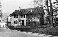 Oktober  1940 / Ehemaliges Bauernhaus bei der Einmündung der Dorfstrassse in die Sihltalstrasse.