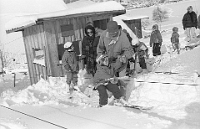 Dezember  9.2.1999 / Hinteralbis. Bauer Winzelers Skilift für die  Kleinen