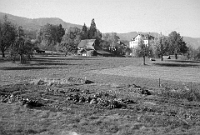März  um 1962 / in der Haslen; Schulhaus Wolfgraben und ehemaliges Bauernhaus der Familie Haldi