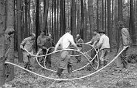 Juni  10.6.1973 / Schwyzertobel; Verlegen des Elektrokabels für die neue Forsthuette durch die Feuerwehr Langnau