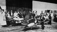 August  um 1920 / Samariterverein;  Transportübung im Unteralbis : Transportübung des Samaritervereins vor der Winklerscheune, im Unteralbis, ca 1920