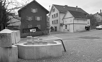 November  22.1.1988 / Dorfbrunnen;  im Hintergrund: Anfang Schlossgasse (Haus Schwarzenbach vor dem Abbruch)