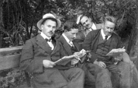 1910  Bnklein beim Mammutbaum an der Wolfgrabenstrasse. Lehrer im Schulhaus Wolfgraben: Hermann Riedweg, Armin Hintermeister, Albert Stiefel und Peter Aliesch