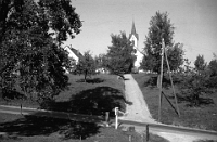 1961  Albisstrasse / reformierte Kirche Die Albisstrasse ist noch nicht tiefergelegt