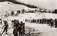 1939  Albispass. Im Hintergrund das ehemalige Restaurant Windegg. Zuschauer beim Skispringen auf dem Albispass.