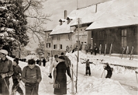1950  Albispass, vor dem ehemaligen Restaurant Windegg.