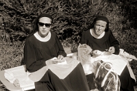 1969  Geissau Klosterfrauen beim Picknick an der Sihl. : Picknick von Klosterfrauen an der Sihl
