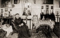 um 1900  Albisstrasse / Chalet Escher Bertha von Escher-Meiss in ihrem Salon auf dem Albis (Nanny von Eschers Mutter)