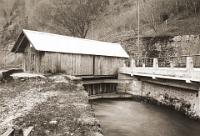 1947  Sihltalstrasse. Altes Wuhrhaus des einstigen ­Spinnereikanals.