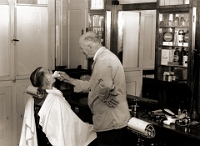 1969  Schlossstrasse/Neue Dorfstrasse Coiffeur Wirth, mit Kunde Otto Braun in seinem Salon. : Coiffeur Wirth