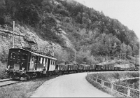 1924 Sihlhüslirank, Ausgangs Langnau  Last- und Probefahrt (anlässlich der Elektrifikation) einer CFe 2/4 81 auf der ehemaligen Bahnstrecke längs der Sihltalstrasse.