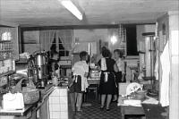 5.9.1970 Aufrichte des neuen Hotels ­Windegg  Service- und Küchenteam in der alten Hotelküche