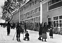 1939 Wintersport auf dem Albispass  Ehemaliges Restaurant Hirschen,  mit Esso-Tanksäule