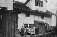 Um 1910 „Schloss“ Langnau  Familie Gottlieb Kloter (*1861) vor dem Schloss Langnau