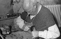 1969 Alte Dorfstrasse  Schuhmacher Karl Gresser in seiner Werkstatt