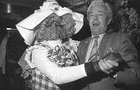 1984 Nidlete im Restaurant Hirschen auf dem Albispass  Paul Meier, Gemeindeschreiber, tanzt mit Fasnachtsböög