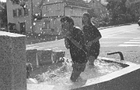 1992 Sommerfreuden  Bad im Dorfbrunnen