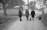 1973 Im Unterrengg  Links: altes Spritzenhaus der  Feuerwehr