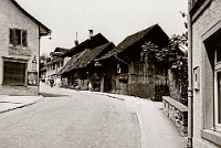 Um 1940  Neue Dorfstrasse  Anstelle der Scheunen entstanden später die Drogerie Wehrli und das Gemeindehaus