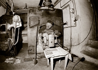 31.8.1974  Im Schulhaus Wolfgraben  Kaminfegermeister Albert Hafner beim Russen des Ölbrenners