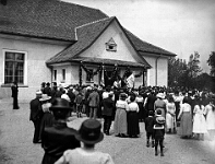 Langnau  1921 / Fahnenweihe Töchterchor Langnau, vor der Turnhalle