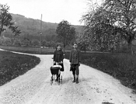 Langnau  1920 / Fridel und Trudy Griesser ob Schulhaus Langnau