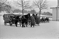 Langnau  1940 / Sanitätsfuhrwerke auf Turnhallenplatz Langnau