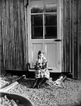 Langnau  1918 / Luisli [Gimpert] beim Bienenhaus