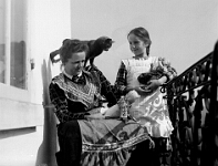 Langnau  1921 / Luise Gimpert-Suter mit Luisli und Müsli beim Sonnenheim