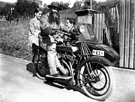 Langnau  1922 / Familie Gimpert auf Motosaccoche-Motorrad