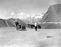 Langnau  1924 /  Furka Passhöhe. Luisli und unser Motorrad