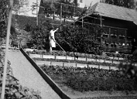 Langnau  vor 1930 / Luisli im Garten unt. Bienenhaus,