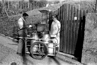 Langnau  um 1935 / Luisa Gimpert mit Milchmann