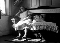 Langnau  1933 / Luisa Gimpert auf Sofa