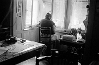 Langnau  1934 / Luisa Gimpert am Fenster im 1. Stock des Sonnenheims