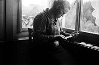 Langnau  1934 / Luisa Gimpert am Fenster im 1. Stock des Sonnenheims