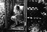 Langnau  um 1935 / Luisli Gimpert im Gartenhaus