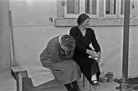 Langnau  um 1935 / / Luisa Gimpert mit Besucherin vor dem Sonnenheim