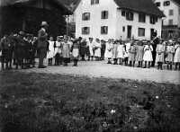 Langnau  1920 / am Bahnhof Langnau, Start zur Schulreise