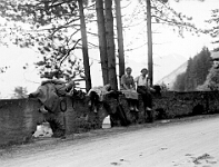 Langnau  1920 / Schulreise. Rast an der Axenstrasse