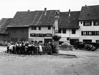Langnau  1934 / Schulreise. Brunnen in Regensberg