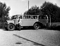 Langnau  1938 / Schulreise auf Meier-Auto in Maur