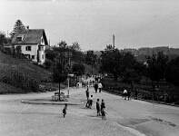 Langnau  1933 /  Neue Dorfstrasse mit Schülern