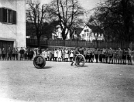 Langnau  1934 / aAtes Schulhaus Schulplatz, Autoreifenfahren