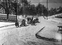 Langnau  1920 / Schlitteln beim Alten Schulhaus