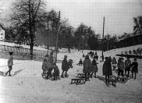 Langnau  1933 / Schülerschlitteln beim Alten Schulhaus