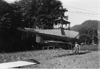 Segelflugbetrieb auf dem Albis  Friedrich Rudolph transportiert sein Segelflugzeug mit der Seilbahn Adliswil-Mädikon,um 1935